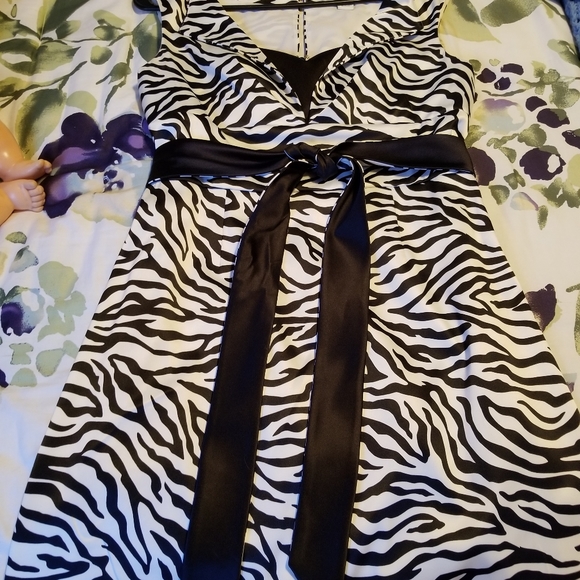 White House Black Market zebra print, build in bra - Picture 3 of 10